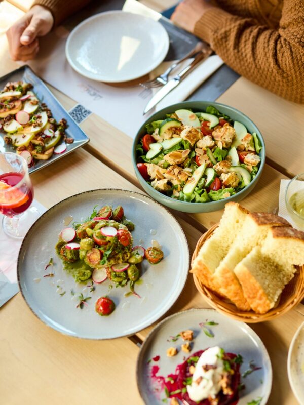 Tanjiri za raznom hranom na stolu